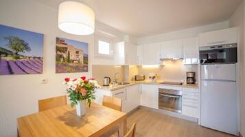 Réfrigérateur, micro-ondes, plaque de cuisson, grille-pain