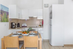 Réfrigérateur, four à micro-ondes, surface de cuisson, grille-pain