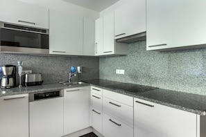 Kühlschrank, Mikrowelle, Ofen, Herdplatte