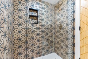 Kombination af bruser/badekar, hårtørrer, håndklæder, Shampoo
