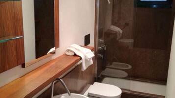 Douche, sĂšche-cheveux, bidet, serviettes fournies