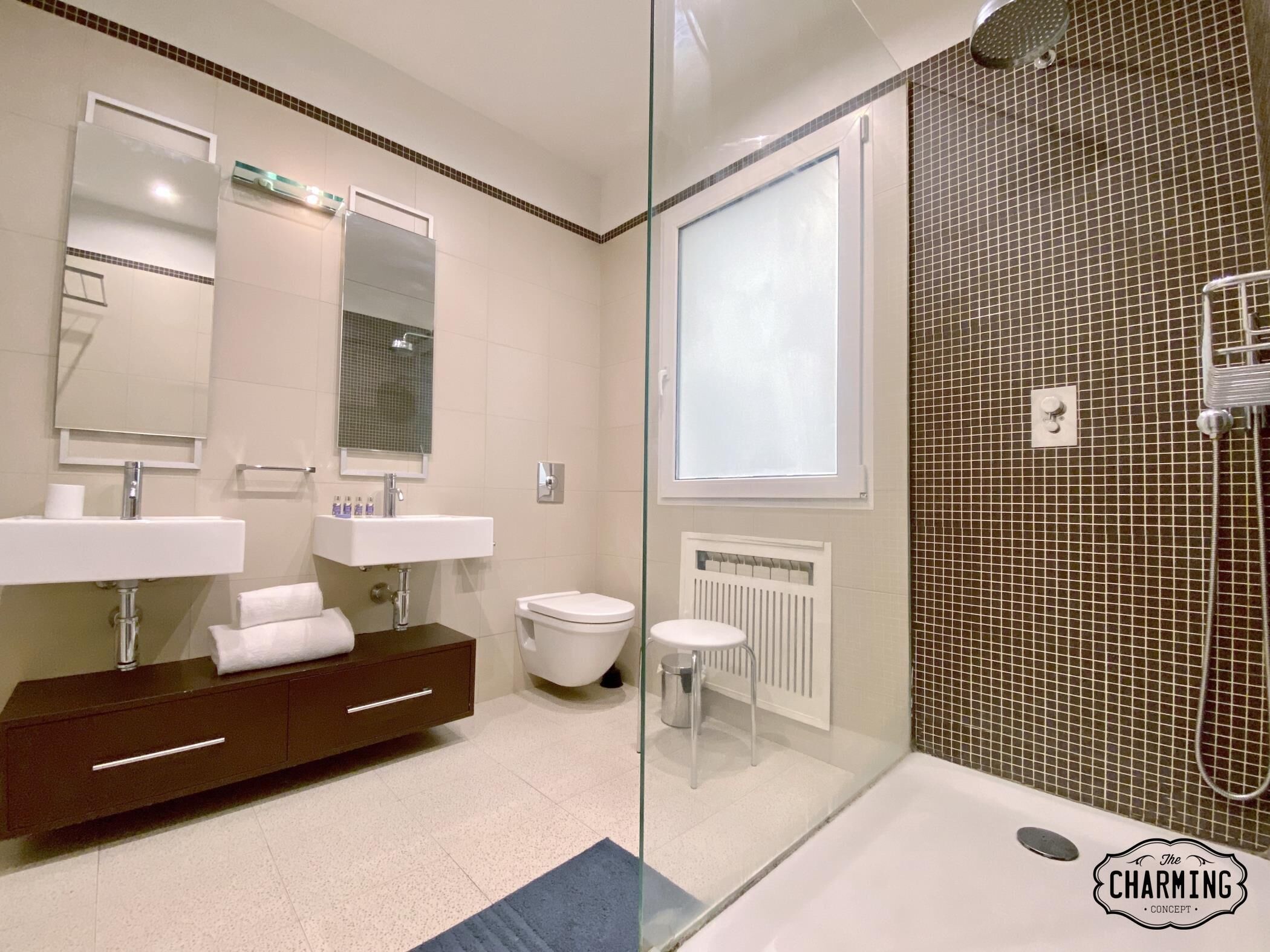 Een bad, gratis toiletartikelen, een haardroger, handdoeken