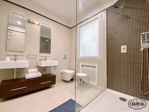 Baignoire, articles de toilette gratuits, sèche-cheveux