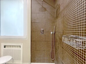 Bathtub, free toiletries, hair dryer, towels - Retiro Exclusive - Two-bedroom Apartment (Madrid)