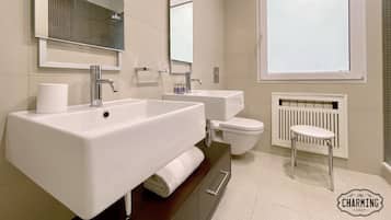 Baignoire, articles de toilette gratuits, sèche-cheveux