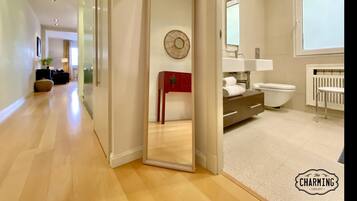 Bañera, artículos de higiene personal gratuitos y secador de pelo