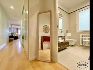 Bañera, artículos de tocador gratuitos, secador de pelo, toallas