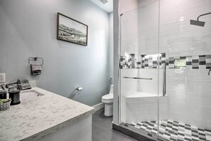 Free toiletries, hair dryer, towels - Luxe, Modern Houston Apt - 1 Mile to The Galleria! (Houston)