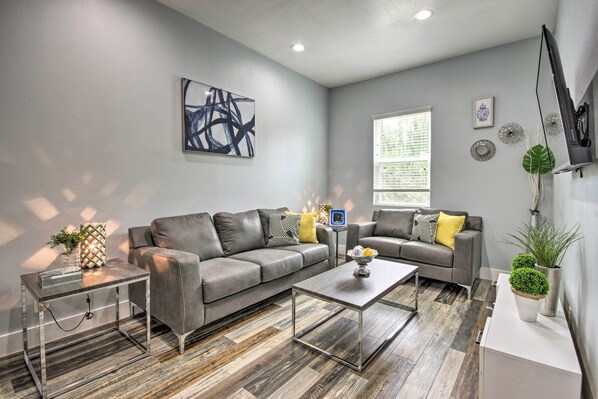 TV, books - Luxe, Modern Houston Apt - 1 Mile to The Galleria! (Houston)