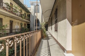 Property grounds - Elegant and modern 60sqm apartment that can accommodate up to 4 people. Located on the third floor, with elevator (not suitable for disabled people), of a characteristic building in San Lorenzo area, the apartment is about 15 minutes walk from Termini St (Roma)