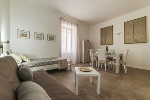 Living area - GuestHost - Elegant and modern 60sqm apartment that can accommodate up to 4 people. Located on the third floor, with elevator (not suitable for disabled people), of a characteristic building in San Lorenzo area, the apartment is about 15 minutes walk fro (Roma)