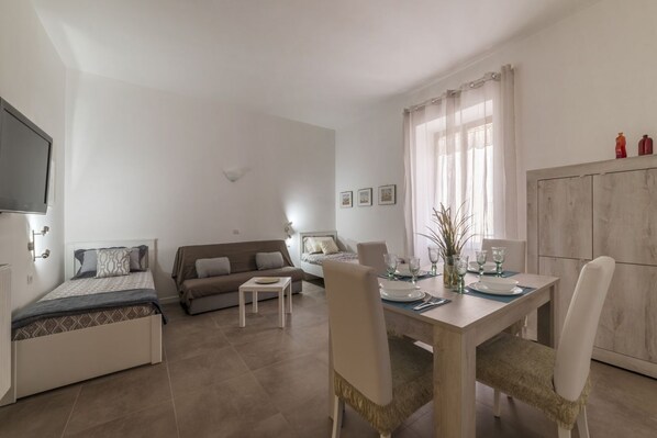 Dining - Elegant and modern 60sqm apartment that can accommodate up to 4 people. Located on the third floor, with elevator (not suitable for disabled people), of a characteristic building in San Lorenzo area, the apartment is about 15 minutes walk from Termini St (Roma)