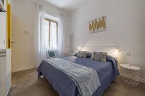 1 bedroom, iron/ironing board, WiFi - Elegant and modern 60sqm apartment that can accommodate up to 4 people. Located on the third floor, with elevator (not suitable for disabled people), of a characteristic building in San Lorenzo area, the apartment is about 15 minutes walk from Termini St (Roma)