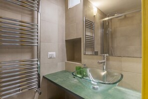 Shower, hair dryer, bidet - Elegant and modern 60sqm apartment that can accommodate up to 4 people. Located on the third floor, with elevator (not suitable for disabled people), of a characteristic building in San Lorenzo area, the apartment is about 15 minutes walk from Termini St (Roma)