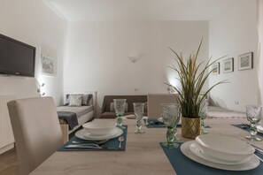 Dining - Elegant and modern 60sqm apartment that can accommodate up to 4 people. Located on the third floor, with elevator (not suitable for disabled people), of a characteristic building in San Lorenzo area, the apartment is about 15 minutes walk from Termini St (Roma)