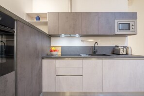 Frigorifero, microonde, forno, piano cottura