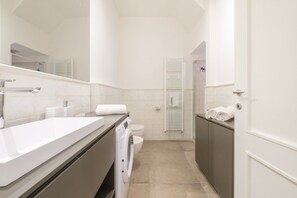 Doccia, set di cortesia gratuito, asciugacapelli, bidet