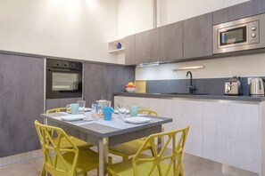 Frigorifero, microonde, forno, piano cottura