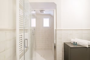 Shower, free toiletries, hair dryer, bidet