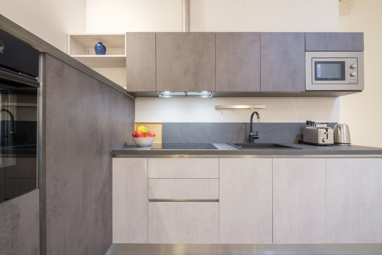 Frigorifero, microonde, forno, piano cottura