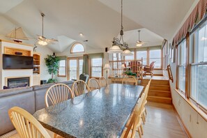 Dining - 1818 - It's A Shore Thing, Just 70 Yards to the Beach...Pool, Pool Table...Close to Restaurants. (Corolla)
