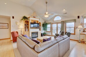 TV, fireplace, DVD player, table tennis - 1818 - It's A Shore Thing, Just 70 Yards to the Beach...Pool, Pool Table...Close to Restaurants. (Corolla)