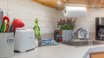 Een koelkast, een microgolfoven, een oven, een kookplaat