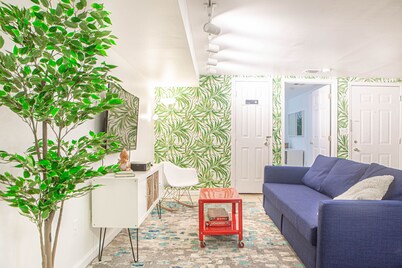 Cozy 2BR/2BA Apt w/ Private Patio – 1 Stop to Manhattan!