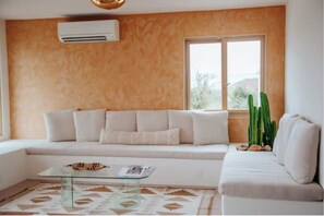 Smart-tv, pejs, videospil, dvd-afspiller