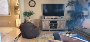 Smart-TV, DVD-Player, Bücher