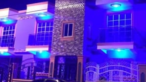 Un edificio de varios pisos con fachada de piedra e iluminación moderna.