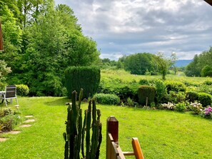 Property grounds - Apartment 'Red' with Shared Garden, Balcony and Wi-Fi (Lindau)