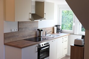 Fridge, oven, stovetop, dishwasher - Apartment 'Red' with Shared Garden, Balcony and Wi-Fi (Lindau)