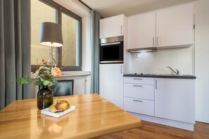 Kylskåp, ugn, spishäll och kaffe- och tebryggare