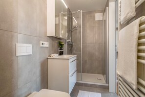 Shower, towels