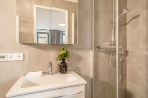Shower, towels - Modern Studio Apartment No. 11 in the City Center with Wi-Fi (Wangen im Allgäu)