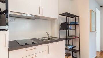 Fridge, oven, stovetop, coffee/tea maker