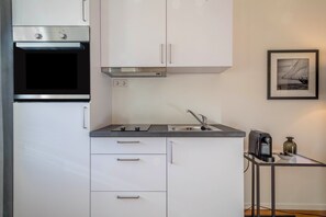 Kühlschrank, Ofen, Herdplatte, Wasserkocher mit Kaffee-/Teezubehör