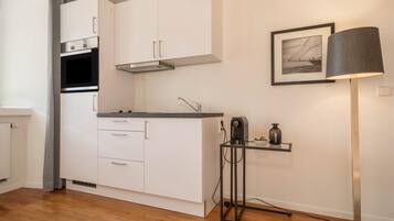 Fridge, oven, stovetop, coffee/tea maker