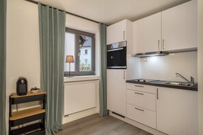 Fridge, oven, stovetop, coffee/tea maker