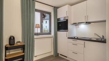 Fridge, oven, stovetop, coffee/tea maker