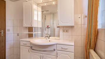 Douche, articles de toilette (gratuits), séchoir à cheveux