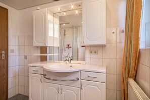 Shower, free toiletries, hair dryer, towels