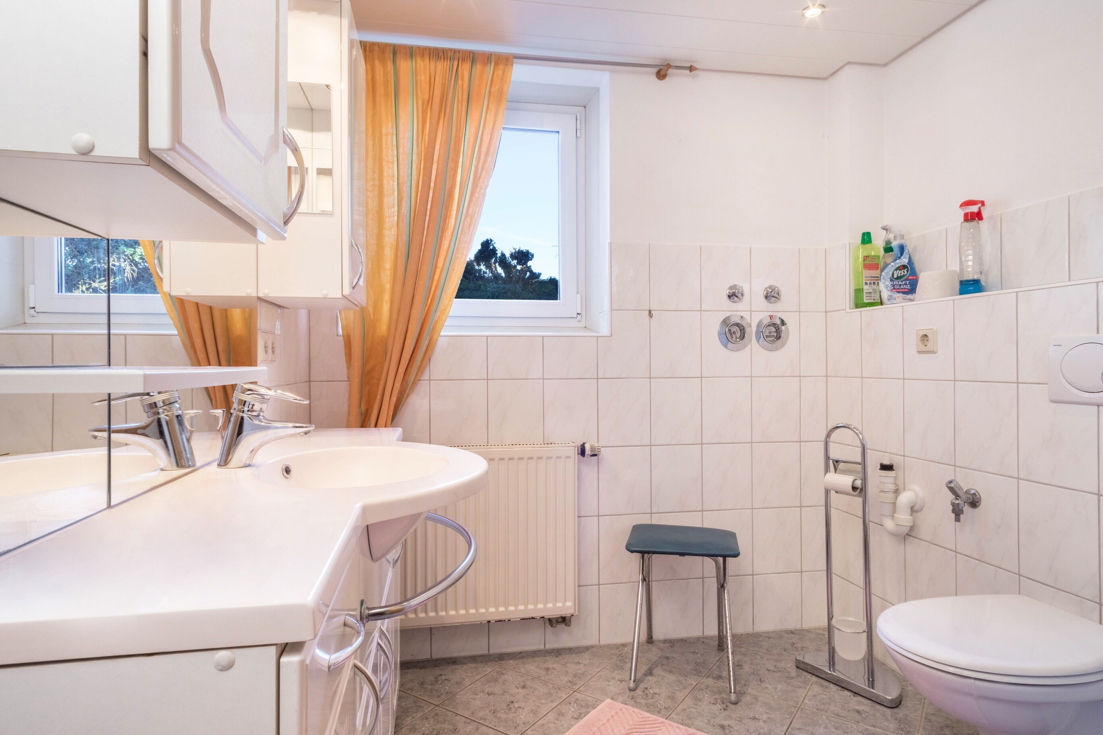 Ducha, artículos de tocador gratuitos, secador de pelo, toallas