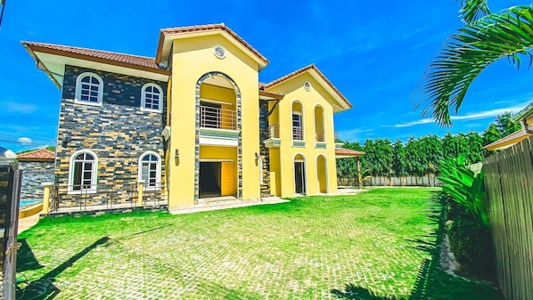 4 Bedroom Deluxe Pool Villa | Garden view