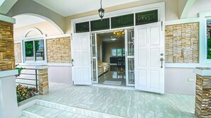 Three Bedroom Villa | Lits pliants/supplémentaires, Wi-Fi gratuit, draps fournis