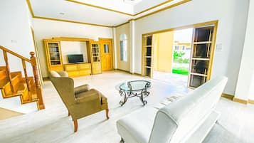 4 Bedroom Deluxe Pool Villa | Area keluarga | TV LCD
