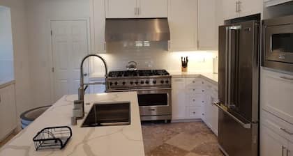 Stylish LAKEFRONT home near Julian
