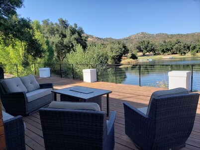 Stylish LAKEFRONT home near Julian