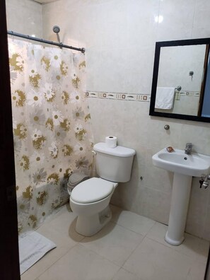 Apartemen Basic | Kamar mandi | Shower, handuk, sabun, dan sampo